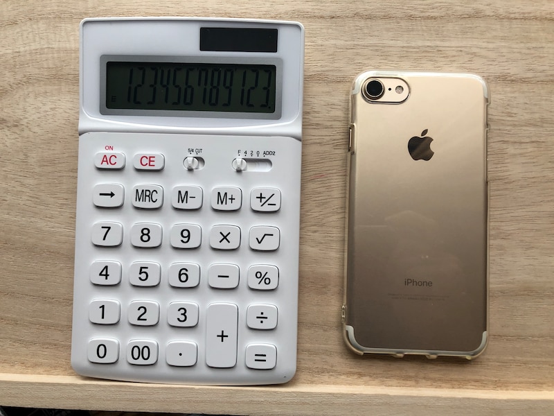 ダイソーの「電卓　12桁」とiPhone8を比較
