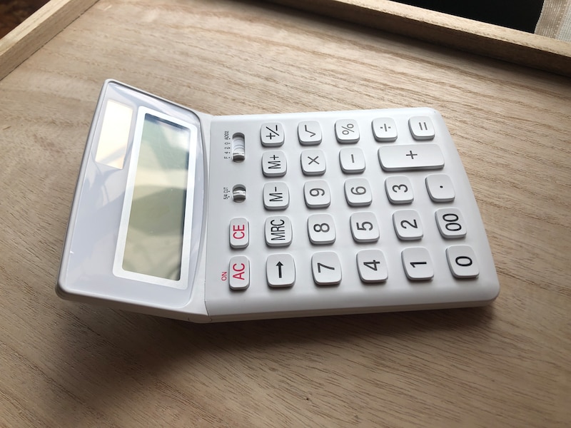 ダイソーの「電卓 12桁」は画面の角度を変えられる
