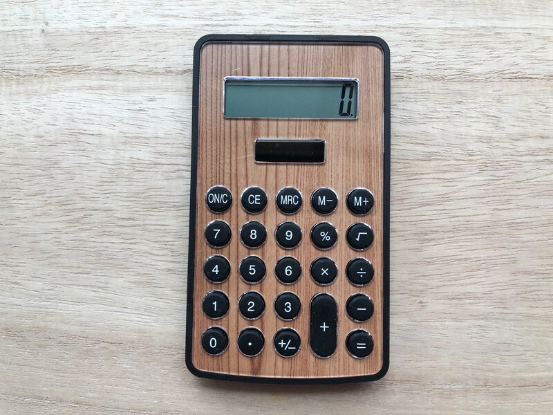 ダイソーの「プリント電卓（ウッドandストーン調）」