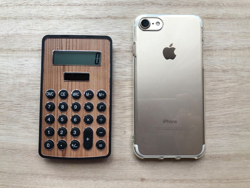 ダイソーの「プリント電卓（ウッドandストーン調）」とiPhone8の大きさを比較