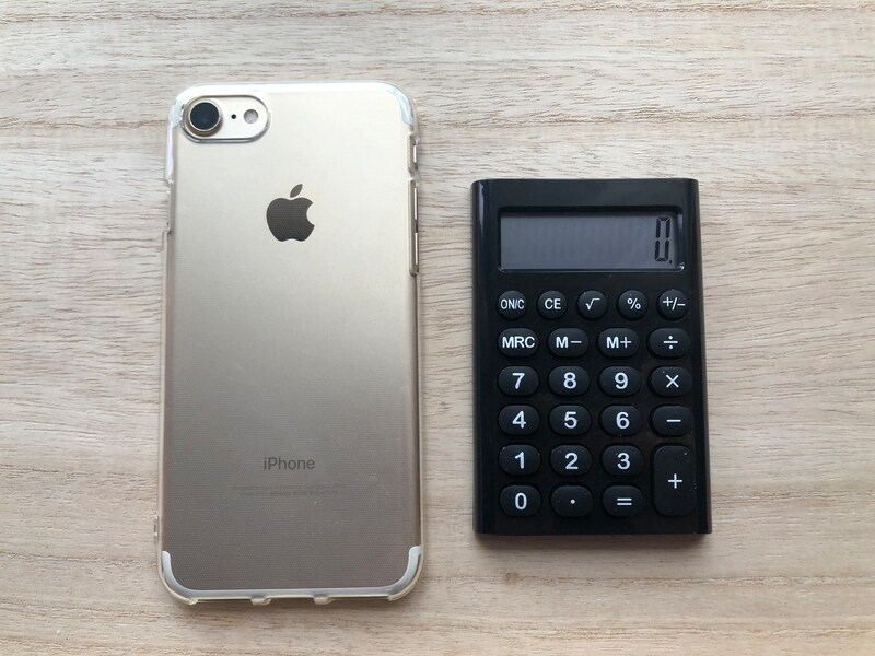 ダイソーの「電卓（スタンダード）」とスマホ（iPhone8）の大きさを比較