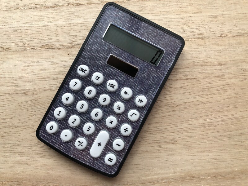 ダイソーの「プリント電卓（デニム調）」
