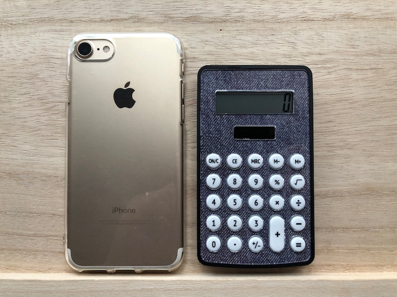 ダイソーの「プリント電卓（デニム調）」とiPhone8の大きさを比較