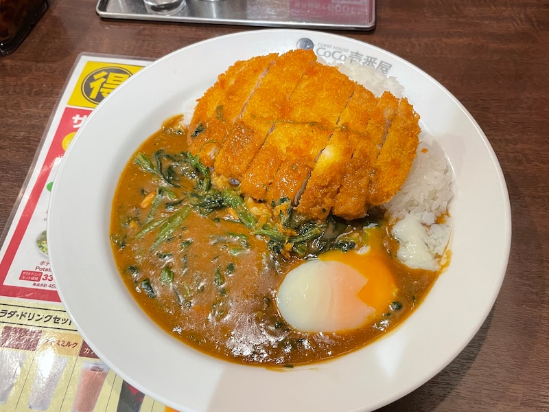 ロースカツカレー（2辛）に、ほうれん草と半熟タマゴをトッピング