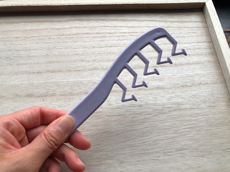 ダイソーの「ふんわり分け目コーム」は変わった形をしている