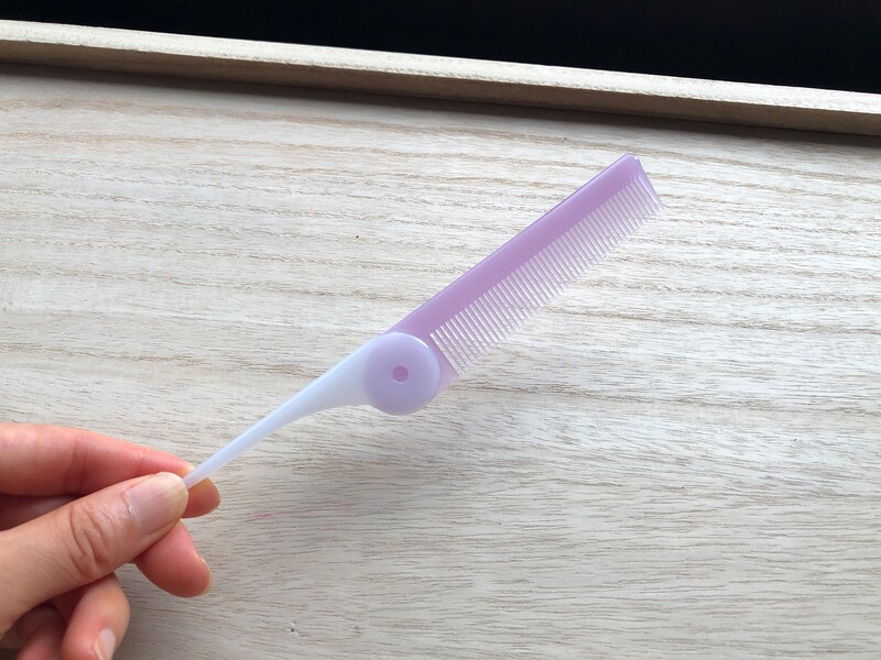 ダイソーの「折込コーム」の軸はしっかりしているので、ぐらつきはない