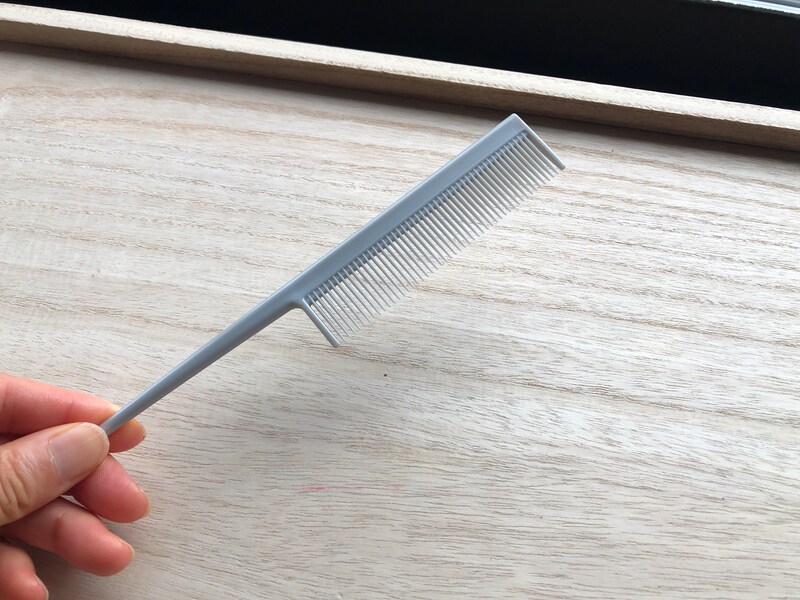 ダイソーの「静電気を抑えるセットコーム」は、長めのサイズ