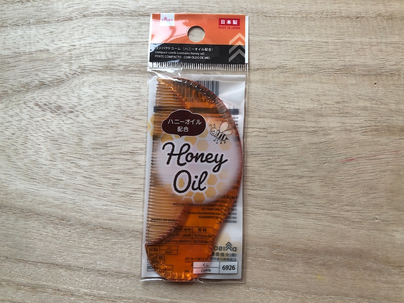 ダイソーの「コンパクトコーム（ハニーオイル配合）」