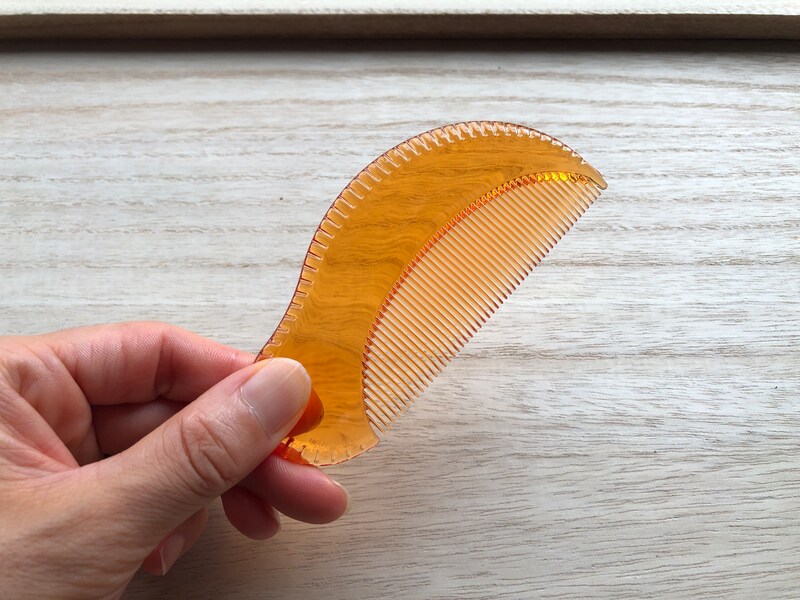 ダイソーの「コンパクトコーム（ハニーオイル配合）」はポーチやポケットに入れやすいコンパクトサイズ