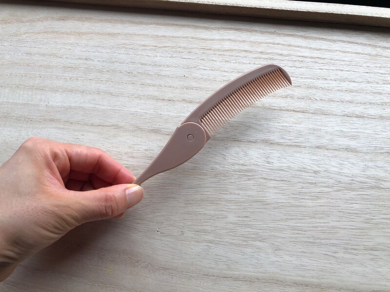 ダイソーの「2つ折りコーム（シアバター配合）」は軸がしっかりしていて、ぐらつかない