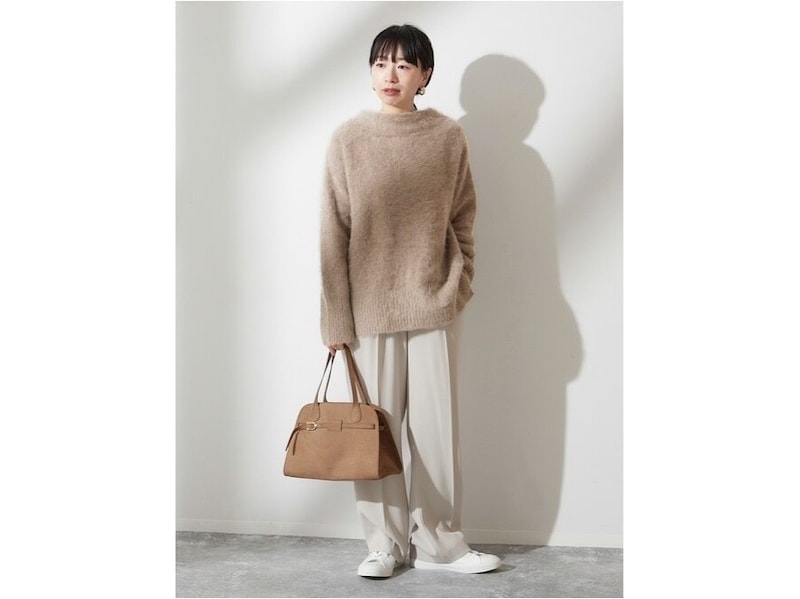 トレンドのタック入りワイドパンツはホワイト系でもすっきりはけるのがメリット 出典:WEAR