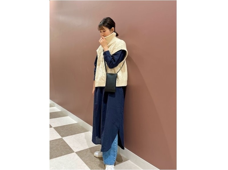ベスト＆ワンピースのレイヤードコーデにデニムをプラスして抜け感をUP　出典：WEAR