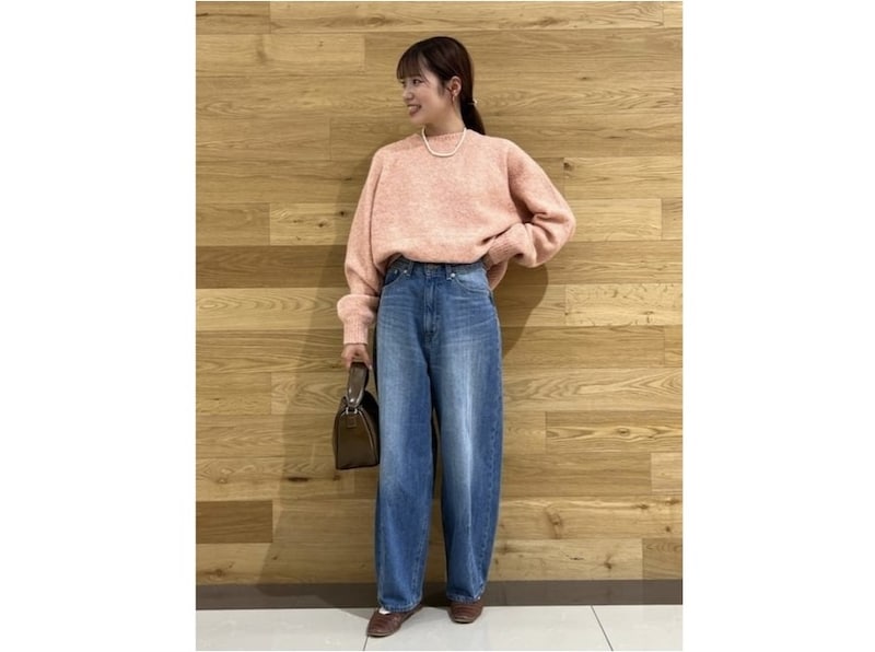 筒の部分がカーブを描くような「カーブデニム」「カーブジーンズ」が今季トレンドに　出典：WEAR