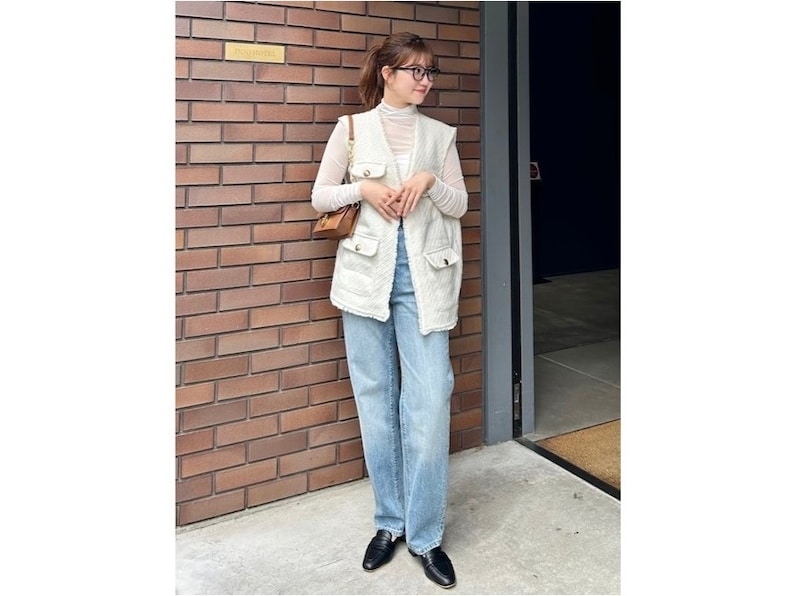 トレンドアイテムのツイードベストと合わせてきれい見えするカジュアルコーデに　出典：WEAR