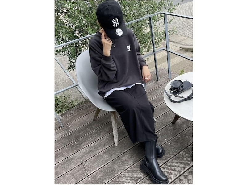 キャップを取り入れたモノトーンコーデもスカートで大人仕様に　出典：WEAR