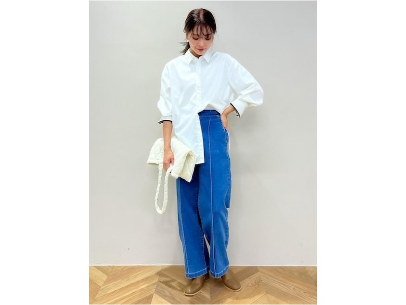 爽やかな白シャツ&ブルーデニムの組み合わせにブラウンは相性よし 出典:WEAR