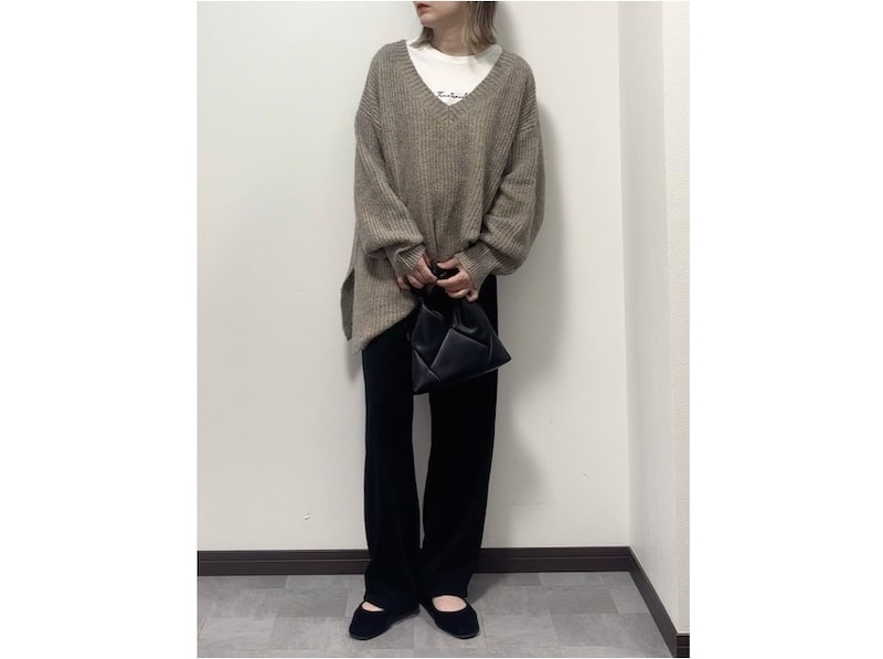 ゆったりニット＆ロングパンツの足もとにバレエシューズで抜け感を　出典：WEAR