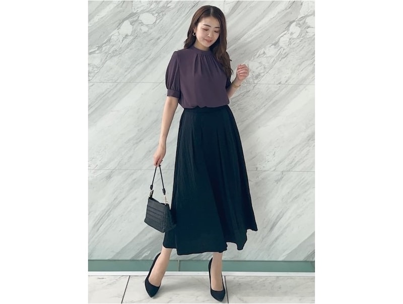 前はそのまま、後ろだけゴムを入れたウエストゴムは見た目もすっきり　出典：WEAR