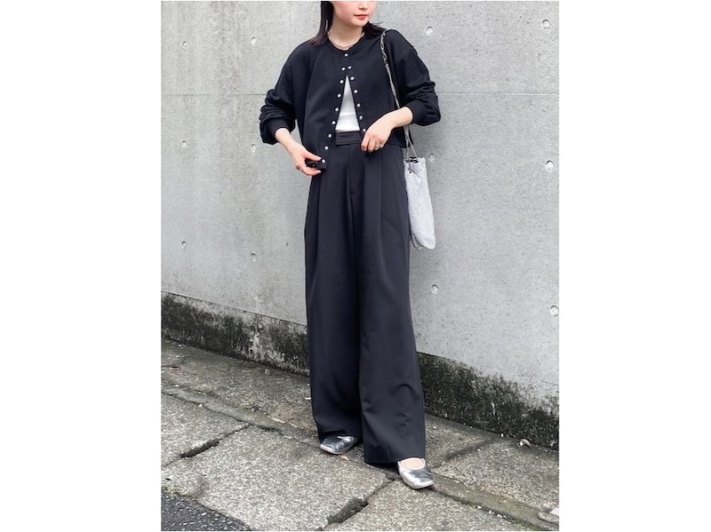 トレンドのタック入りワイドパンツはトップスをコンパクトにまとめて　出典：WEAR