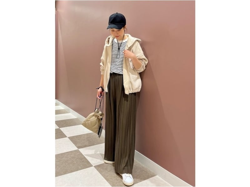 締めつけのないカジュアルコーデで一日中ストレスフリー 出典:WEAR