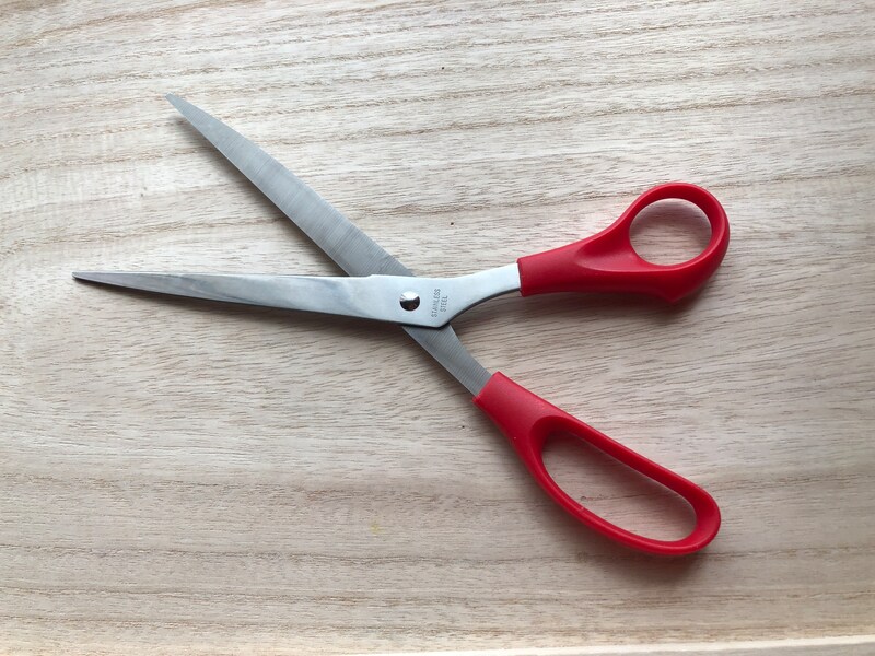 ダイソーの「スクラップハサミ」は全長約25cm