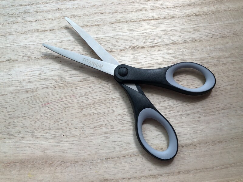 ダイソーの「チタンコーティングはさみ」は、ステンレスにチタンコーティングがされているのでさびに強い