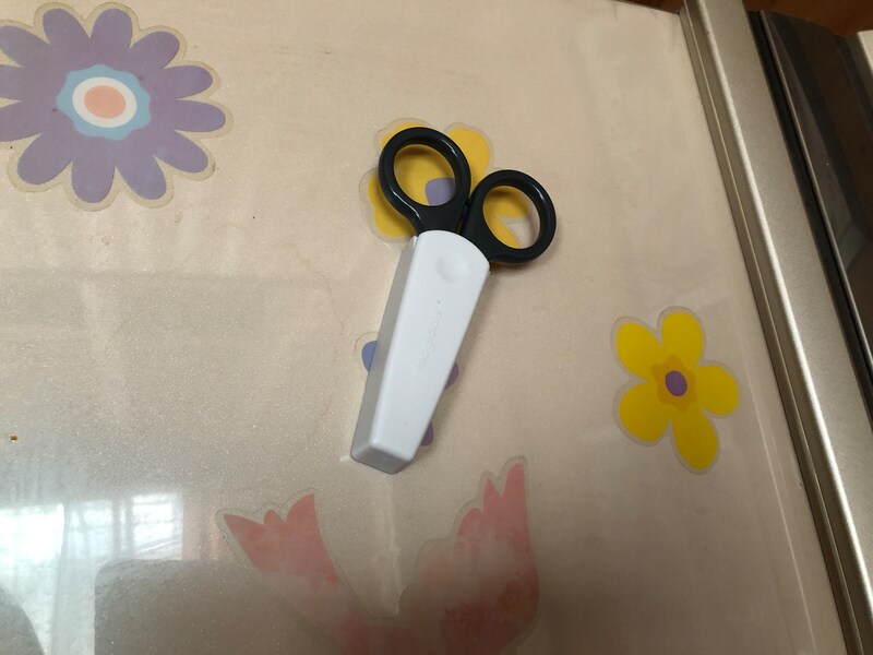 ダイソーの「マグネット付ハサミ」を冷蔵庫にペタリ