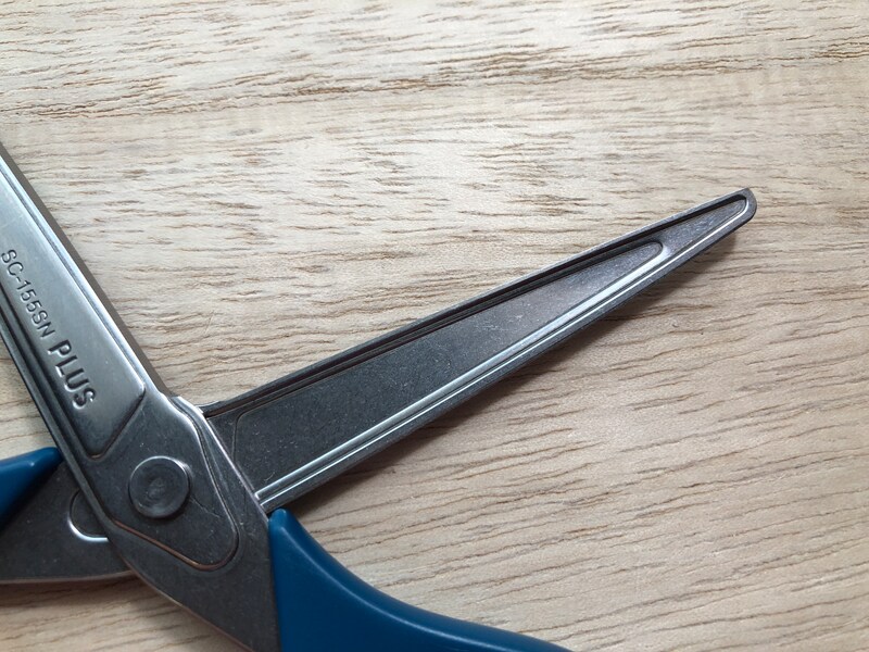 ダイソーの「のりが付きにくいはさみ」は刃が立体的になっている