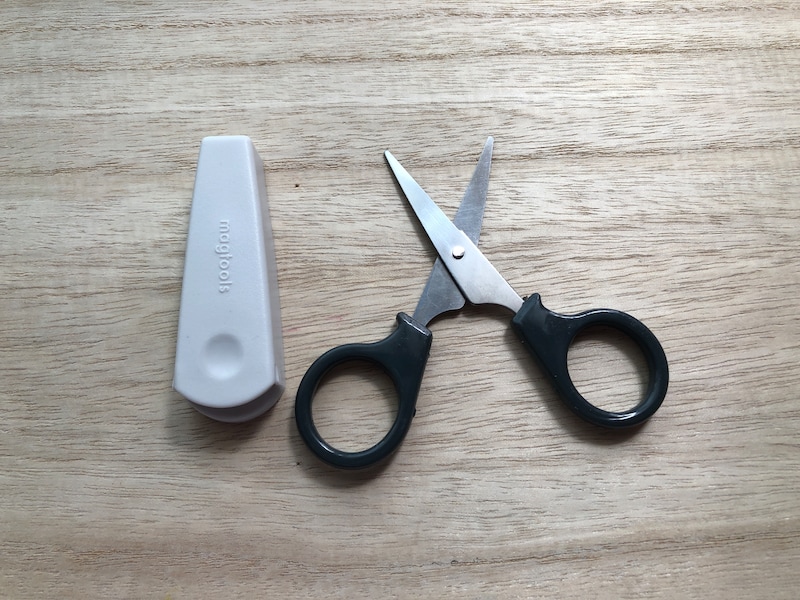 ダイソーの「マグネット付ハサミ」のハサミ自体は小さめ