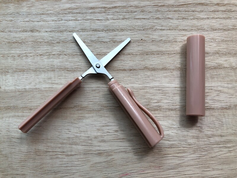 ダイソーの「コンパクトハサミ」はキャップを外すとハサミが出てくる