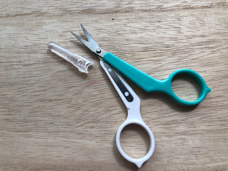 ダイソーの「眉毛カットハサミ」はカバー付き