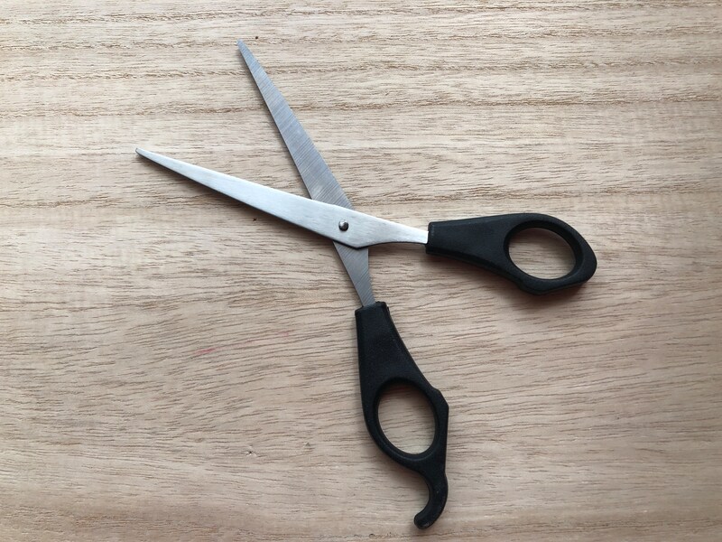 ダイソーの「ステンレス散髪ハサミ」はグリップも持ちやすくなっている
