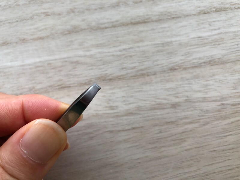細くなっているタイプは眉毛など細くて短い毛を抜く場合に使える