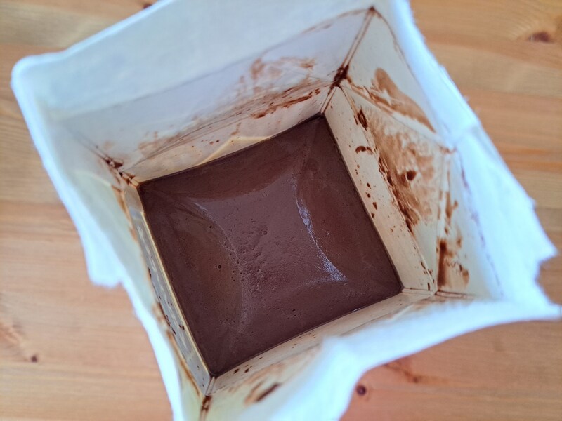 業務スーパーの「チョコババロア」はパックの口が簡単に開けられる!