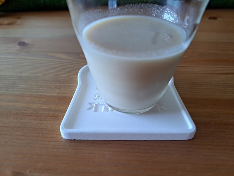 業務スーパーの「アーモンドミルク　ノンシュガー」にバナナを加えてスムージーにしてもおいしい！