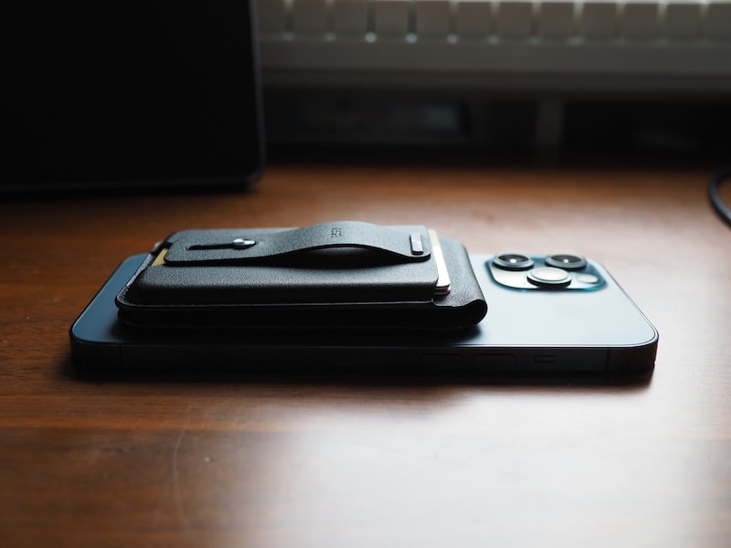 「ESR HaloLock GEO WALLET」をiPhoneの背面に装着した様子