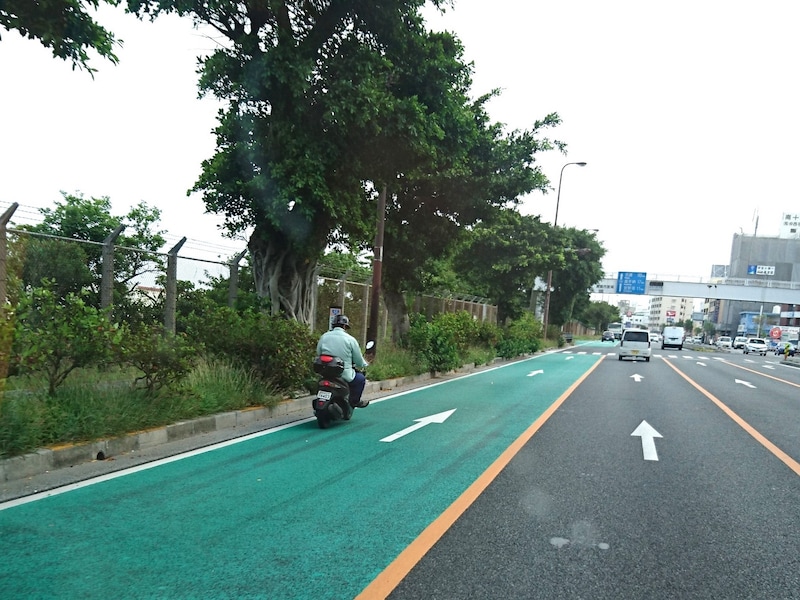 どんなに急いでいても、規制時間は通行不可。二輪車はOK