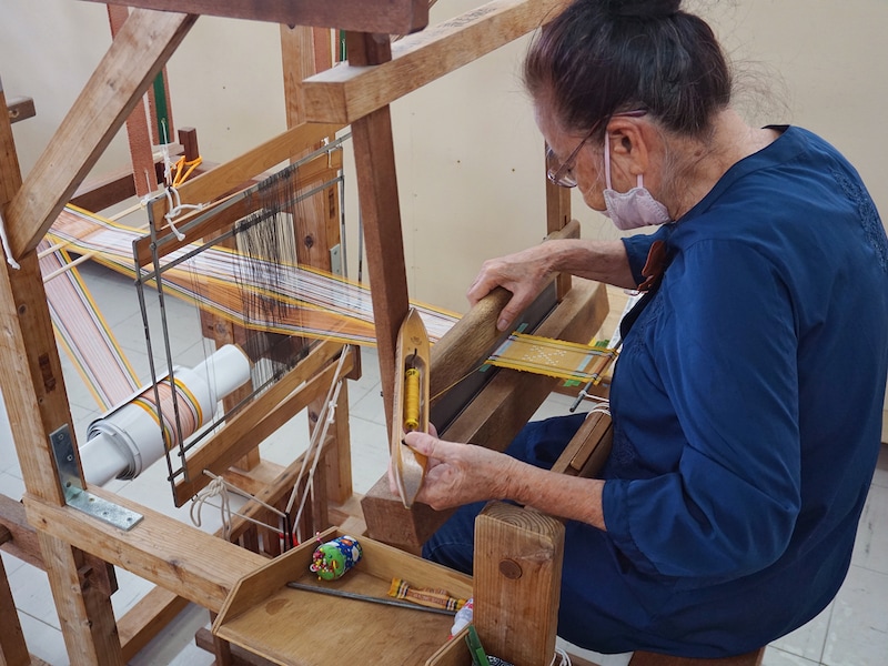 読谷村伝統工芸センターの織り子さん