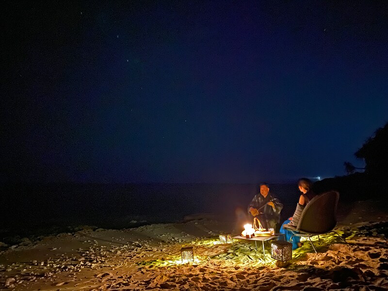 三線の音色を聞き浜辺で晩酌