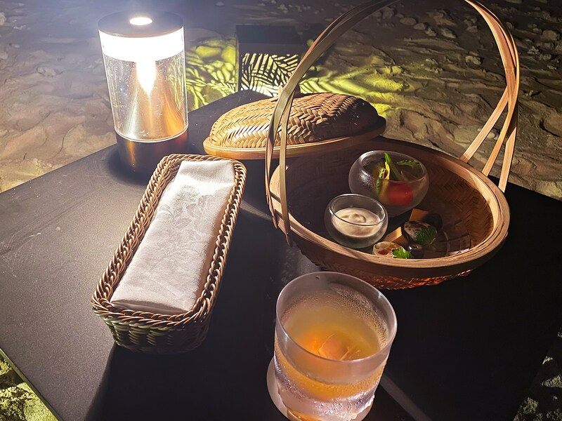 星のや沖縄。三線の音色を聞き浜辺で晩酌