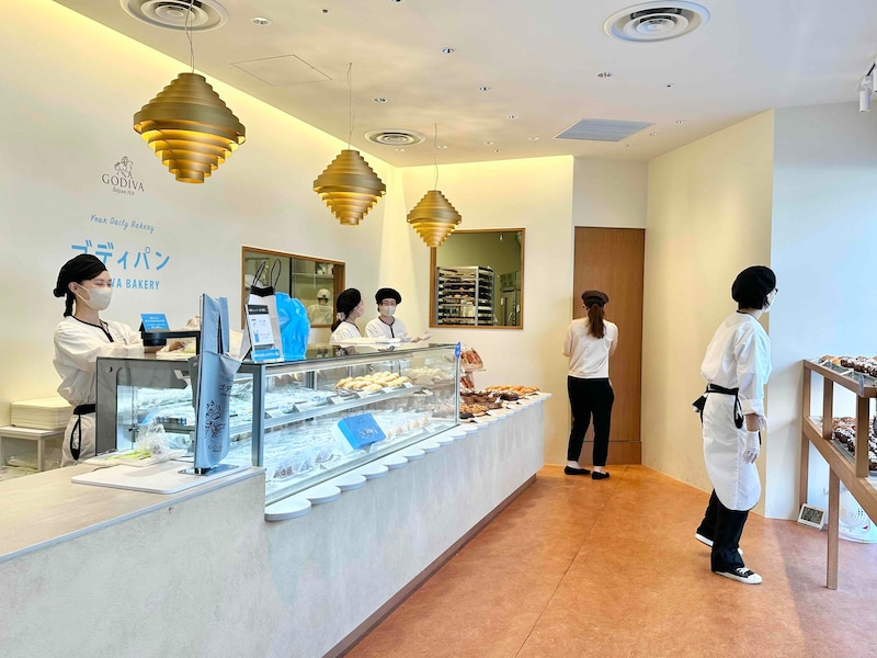 製造風景も見える店内