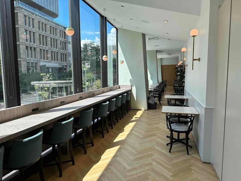 カウンター席にはコンセントがあり充電も出来る