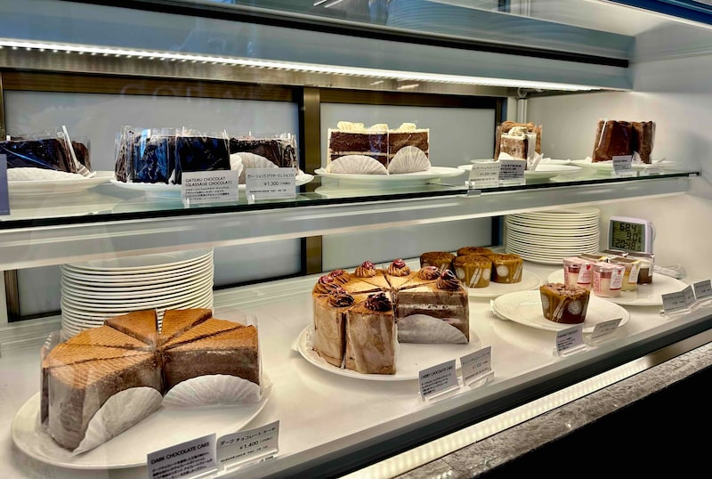 ケーキは単品1100円～。