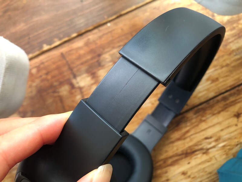 ダイソーの「Bluetooth ヘッドセット」は両サイドで長さの調整ができる