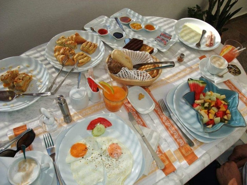 ギリシャの島のホテルの朝ごはん。新鮮な卵、果物、フレッシュジュース、ホームメイドのパンやパイ、ジャムなど、ぜいたくなメニュー