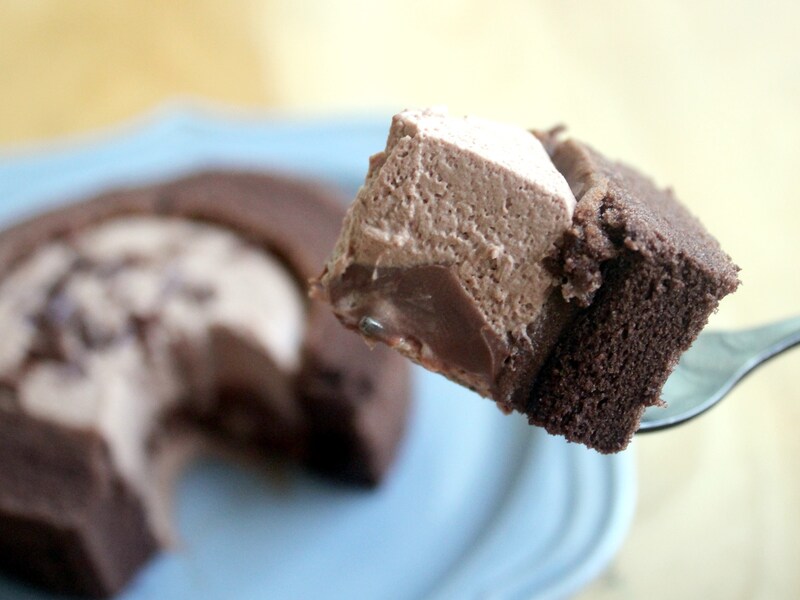 ローソン「プレミアムロールケーキ（濃厚ショコラ）」