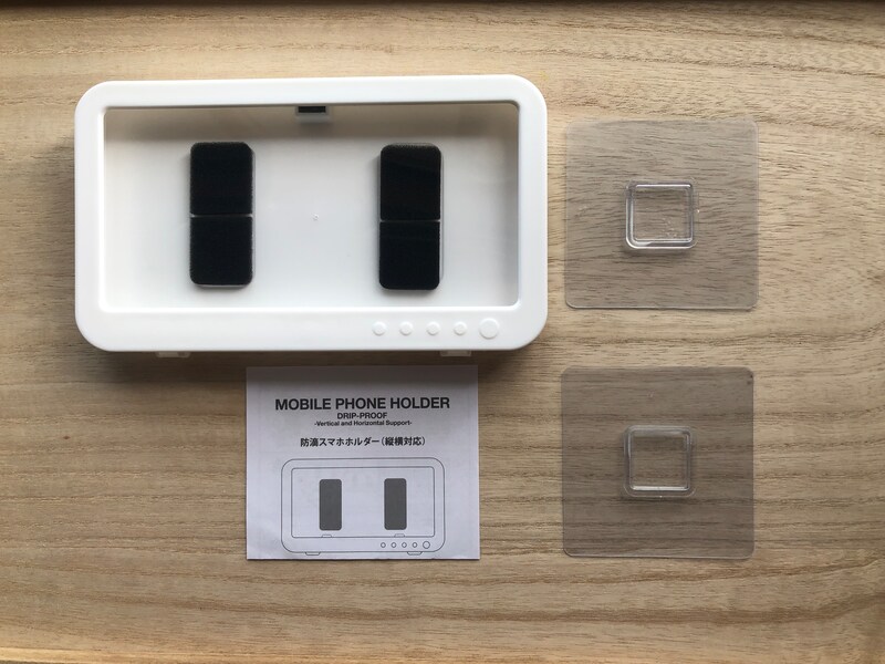 ダイソーの「防滴スマホホルダー」には粘着シートが2枚入っている
