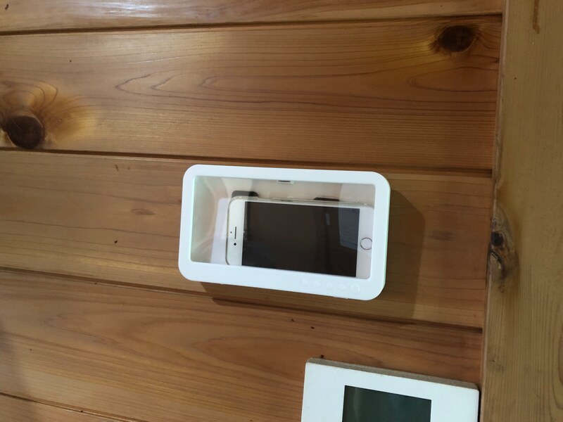 ダイソーの「防滴スマホホルダー」にスマホを入れたら、しっかりロックする
