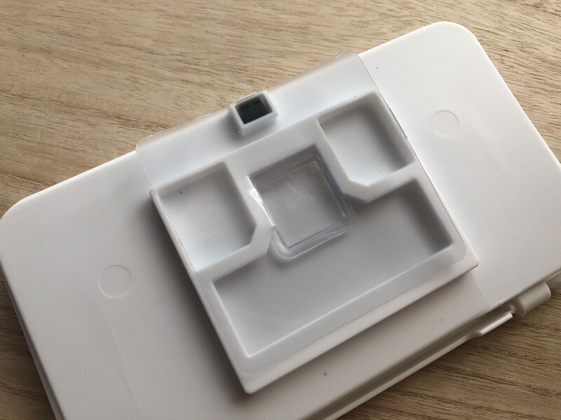 ダイソーの「防滴スマホホルダー」の裏には溝があり粘着シートが入るようになっている