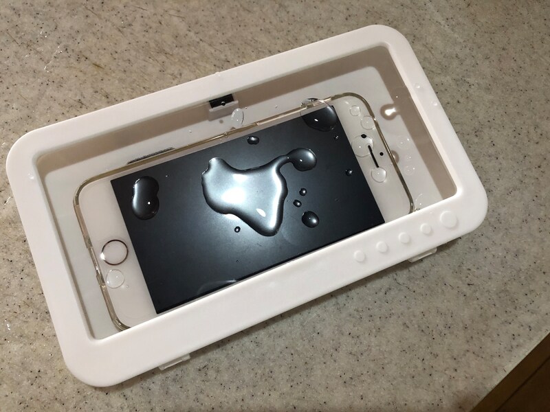 ダイソーの「防滴スマホホルダー」に水をかけてみる